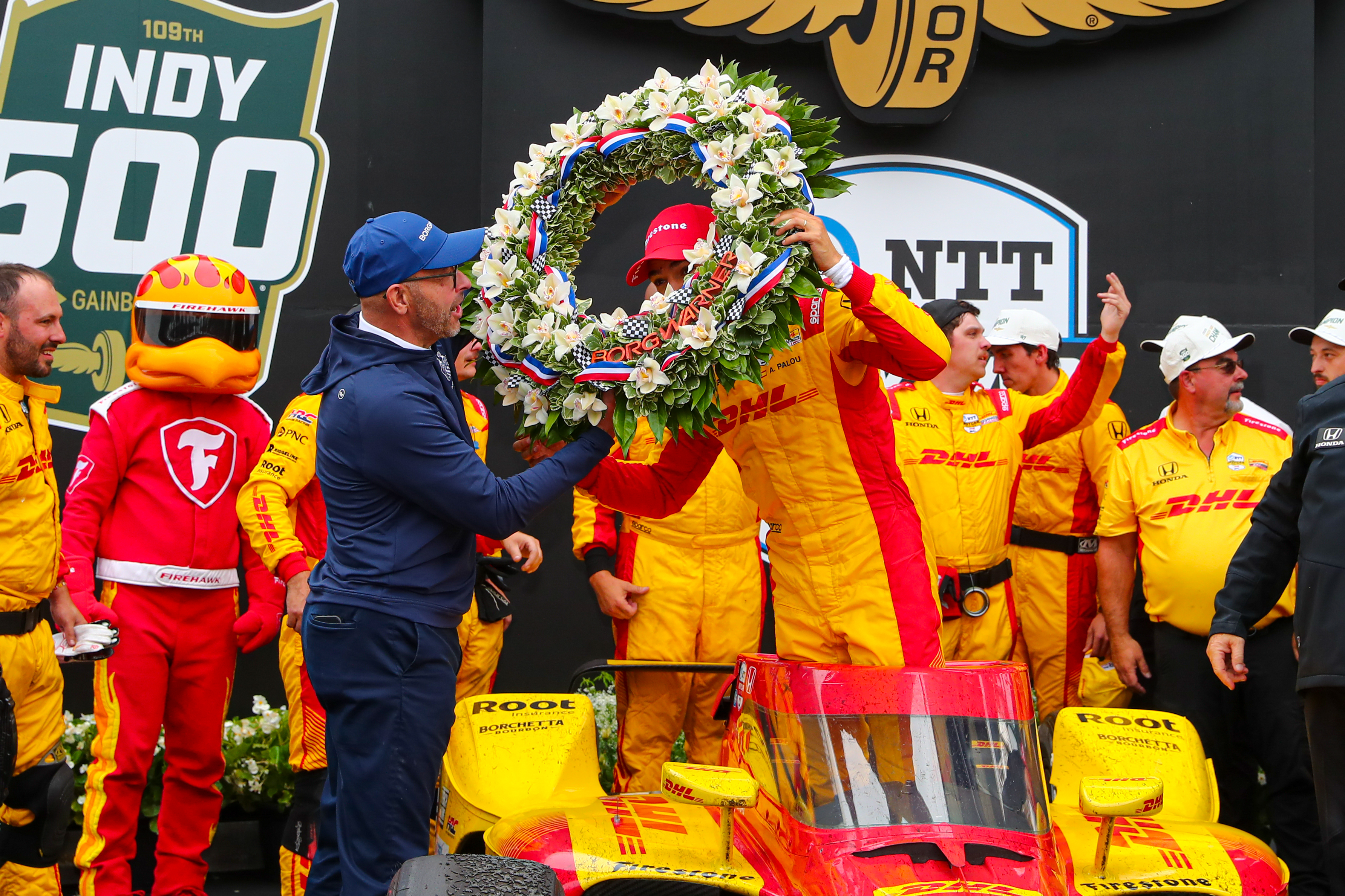 2025 Indy 500 Winner Alex Palou gets wreath from BorgWarner CEO Joe Fadool